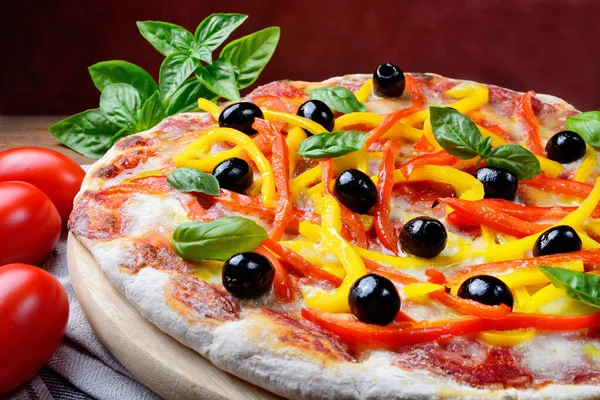 Pizza Con Pomodoro Mozzarella Peperoni Olive Basilico Primo Piano — Foto Stock