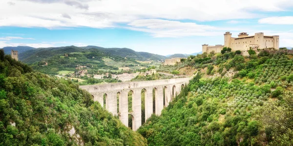 Rocca Albornoziana ve Ponte delle Torri, Spoleto, Umbia, İtalya, Avrupa.