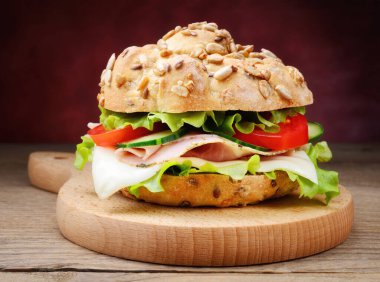 Jambonlu sandviç ve domates salatası küçük kesim tahtasında, yakın plan..