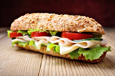 Jambonlu sandviç, peynirli, marullu, salatalıklı ve domatesli.