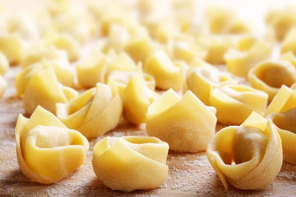 Vaječné Těstoviny Domácí Tortellini Cukrářské Desce Detailní Záběr Selektivní Zaměření — Stock fotografie