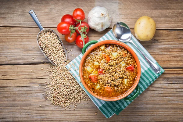 Zuppa Lenticchie Con Pomodori Patate Sfondo Legno Vista Dall Alto — Foto Stock