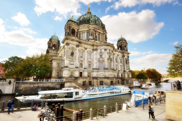 Catedral Berlín Fachada Trasera Sobre Río Spree Barco Para Transporte — Foto de Stock