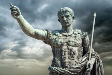 Roma, İtalya, İmparator Augustus 'un fırtınalı arka planda bronz heykeli.