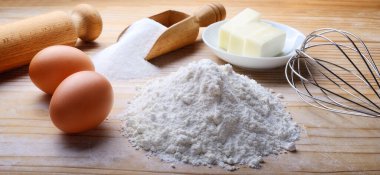 Pasta tahtasındaki malzemeler. Yumurta, tereyağı, şeker ve un..