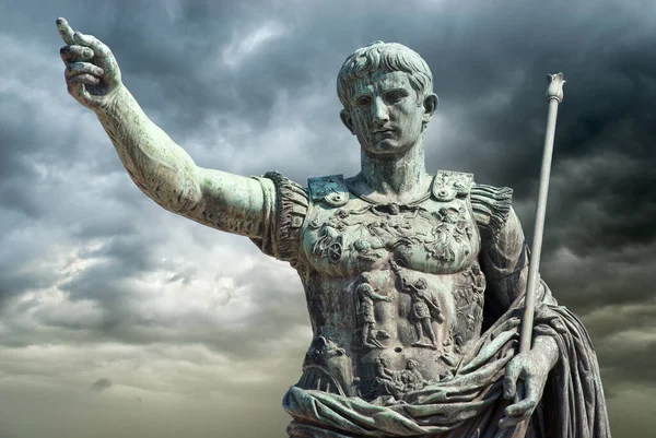 Roma Italia Estatua Bronce Del Emperador Augusto Sobre Fondo Cielo —  Fotos de Stock