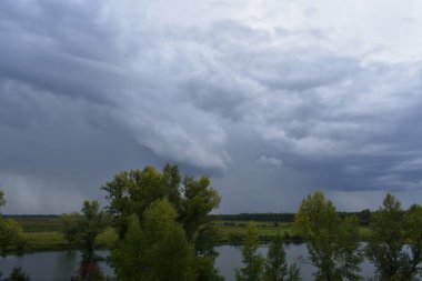 Nehir kanalı yağmur günü