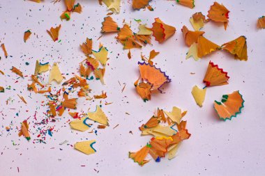 Beyaz arkaplanda renk kalemleri talaşı