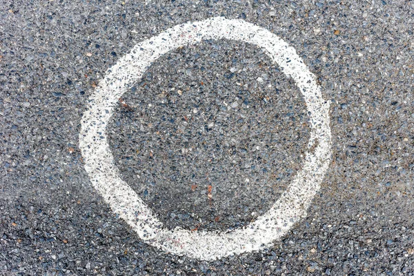 Yol arka planında beyaz çember