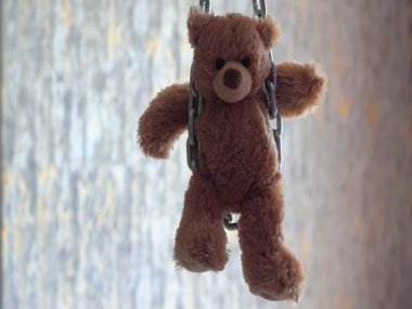 Zincirlenmiş oyuncak ayı