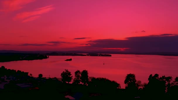 Zachód Słońca Jeziorze Łodziami Krwistoczerwonych Kolorach — Wideo stockowe