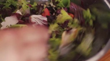 Marul malzemelerini metal bir kasede karıştırıyorum.