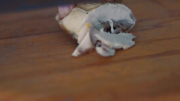 hacher le poulet bouilli avec un couteau sur une planche à découper 