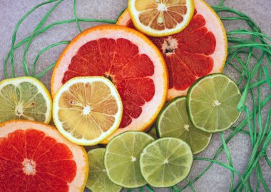 İzole edilmiş narenciye dilimlerinin sanat bileşimi.