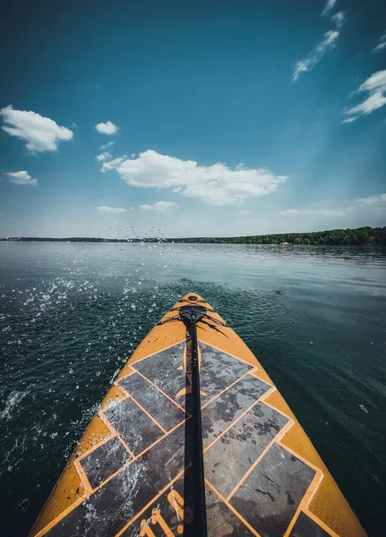 Surfboard Cuts Calm Water Background Green Forest — Stock Photo, Image