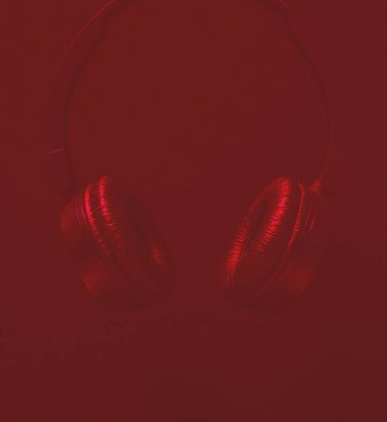 Yazı için kırmızı arkaplanda siyah kulaklıklar