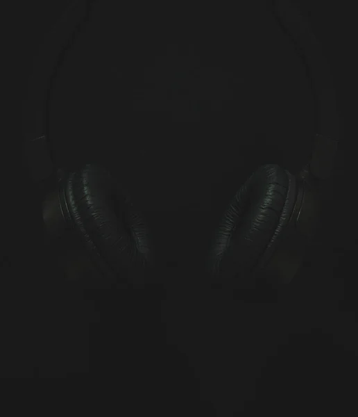 Schwarze Kopfhörer Auf Schwarzem Hintergrund Zur Beschriftung — Stockfoto
