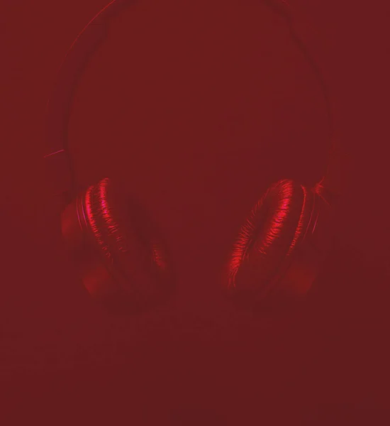 Yazı Için Kırmızı Arkaplanda Siyah Kulaklıklar — Stok fotoğraf