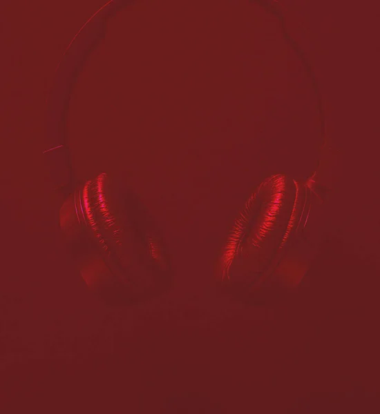 Yazı Için Kırmızı Arkaplanda Siyah Kulaklıklar — Stok fotoğraf