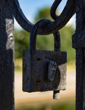 Köprünün korkuluğuna bağlanmış eski bir demir kilit. Yeni evlilerin ritüeli.