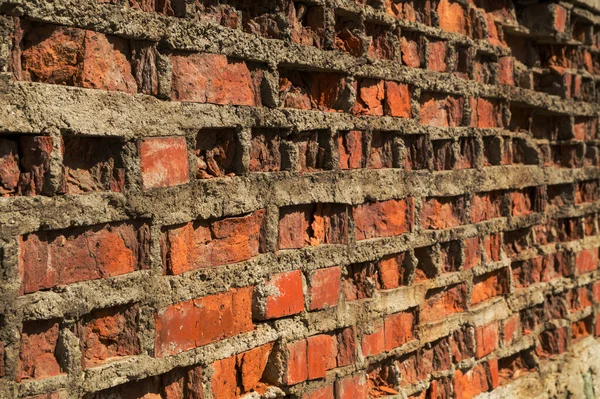 Alte Mauer Mit Bröckelnden Roten Ziegeln Bei Klarem Wetter — Stockfoto