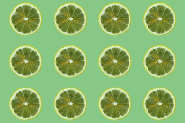 Şablon. yeşil arka planda limon dilimleri
