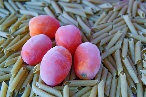 Tiefkühltomaten Liegen Auf Nudeln — Stockfoto