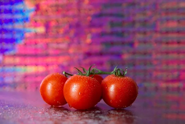 Kirschtomaten Auf Farbigem Hintergrund Mit Spiegelung Glas — Stockfoto