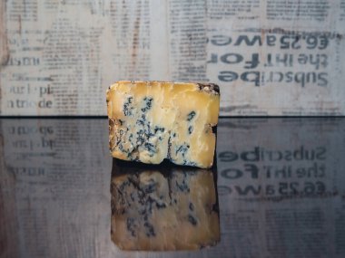 Eski, asil mavi peynir siyah bir aynada