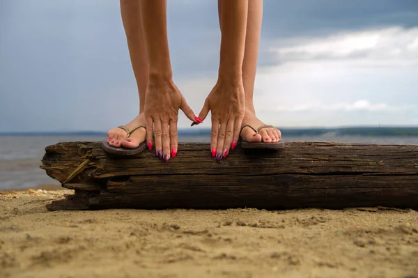 Legs Hands Girl Log Lies Sand Water — Stock Photo, Image