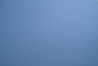 Mavi zemin üzerinde bir saat şeklinde su damlaları