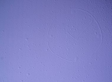 Mavi zemin üzerinde bir saat şeklinde su damlaları