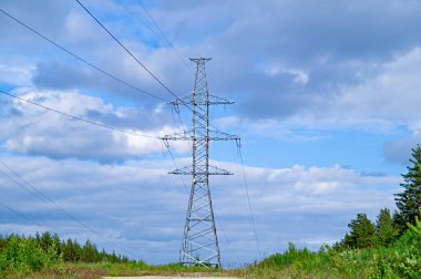 Mavi gökyüzüne karşı kablolu elektrik direği. Metal yapının doğru biçimi