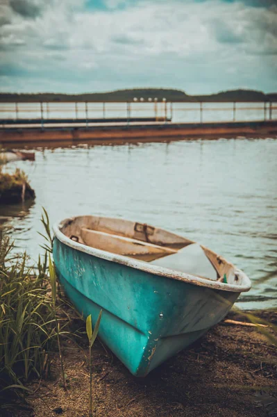 Ein Türkisfarbenes Boot Liegt Auf Der Seite Ufer Eines Teiches — Stockfoto