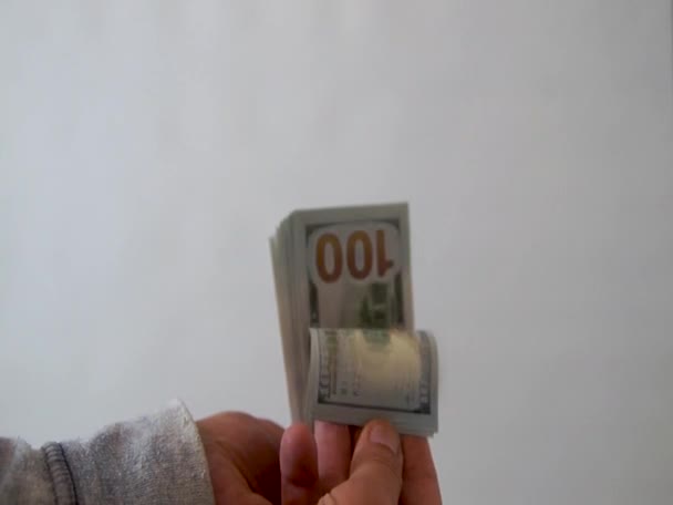 Handen Tellen Overmaken Van Dollarbiljetten Contant Betalen Een Witte Achtergrond — Stockvideo