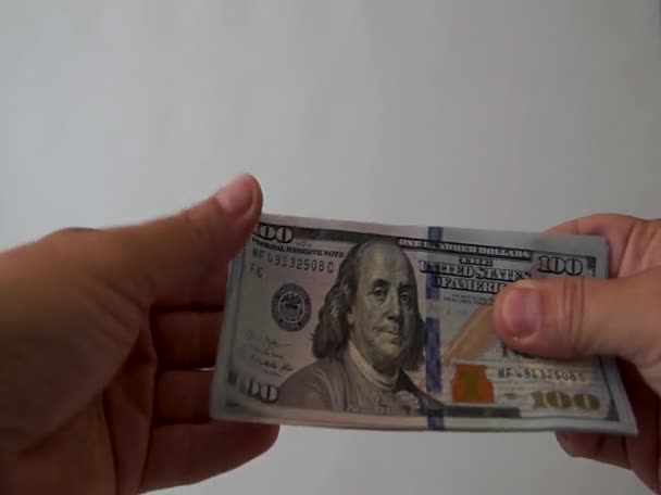 Handen Tellen Overmaken Van Dollarbiljetten Contant Betalen Een Witte Achtergrond — Stockvideo