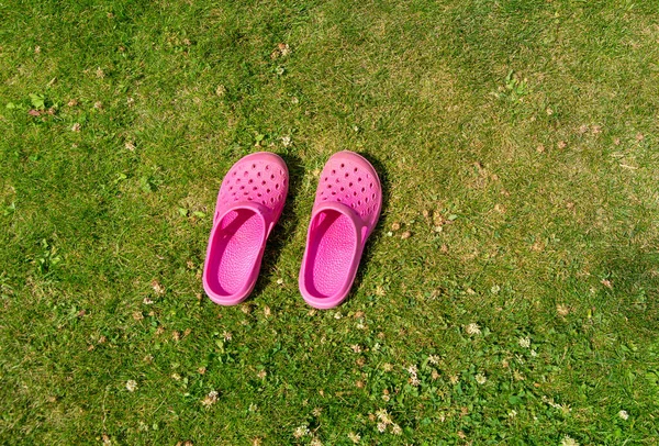 Pantoffels Van Het Roze Kind Groen Gazon Begrepen Ruimte Bovenaanzicht — Stockfoto