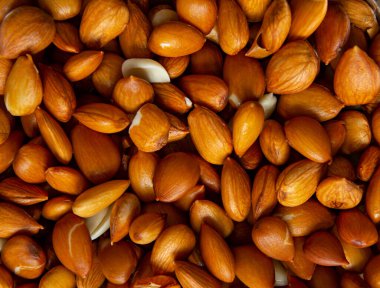 Arkaplan olarak badem, üst görünüm. Sağlıklı atıştırmalıklar. Islak badem. Soyulmuş badem