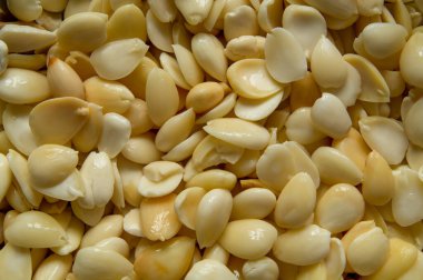 Arkaplan olarak badem, üst görünüm. Sağlıklı atıştırmalıklar. Islak badem. Soyulmuş badem