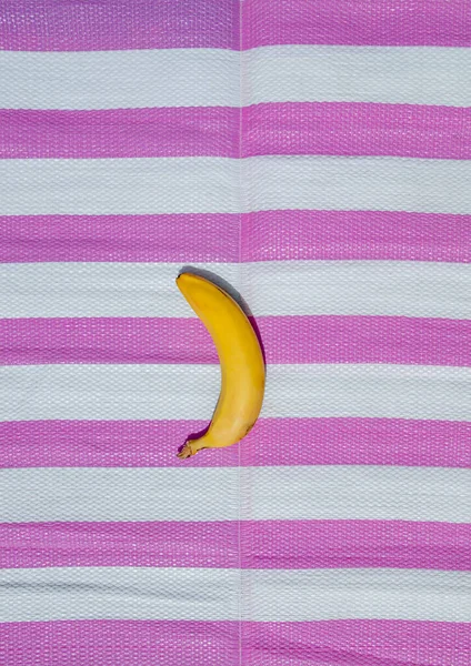 Banana Pink White Striped Bedspread — Stock Photo, Image