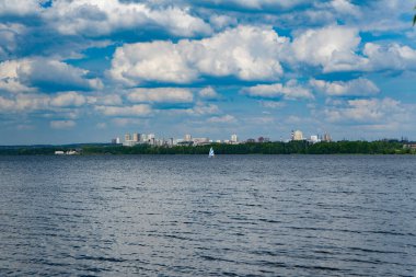 Şehrin su kütlesinin üzerindeki bulutlar