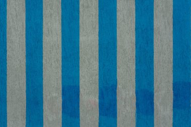 Beyaz ve mavi çizgili beton duvar