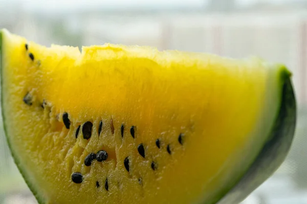 Scheiben Gelber Wassermelone Mit Schwarzen Samen Nahaufnahme — Stockfoto