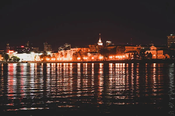 Luzes Noturnas Cidade Refletidas Asfalto Molhado — Fotografia de Stock