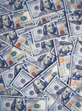 Kaotik bir şekilde 100 dolarlık banknotları dağıttı. Karmaşık bir şekilde dağılmış banknotların arka planı