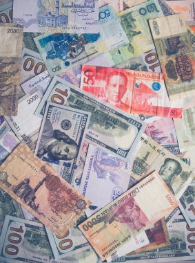Değişik ülkelerden düzenlenmiş karmaşık banknotlar. Düzensiz dağınık banknotların arka planı.