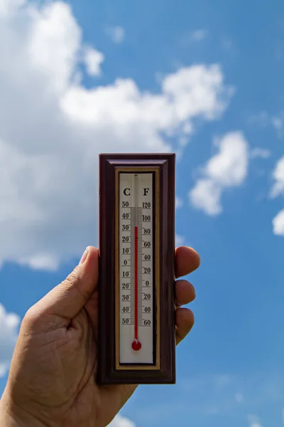 Termómetro Portátil Mano Que Mide Temperatura Humedad Del Aire Exterior —  Fotos de Stock