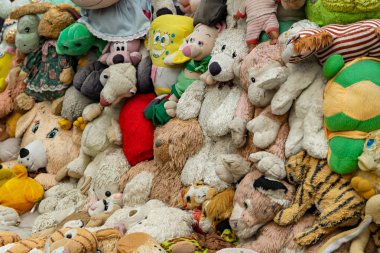 Bir sürü eski peluş hayvan oyuncakları, geçmiş.