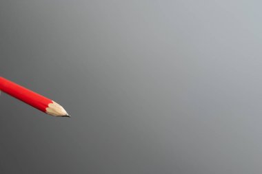 Gri arkaplanda kırmızı kalem