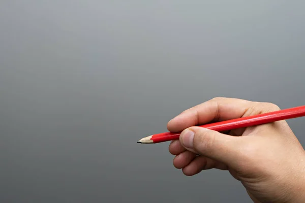 Lápiz Construcción Rojo Sobre Fondo Gris Mano Hombre — Foto de Stock